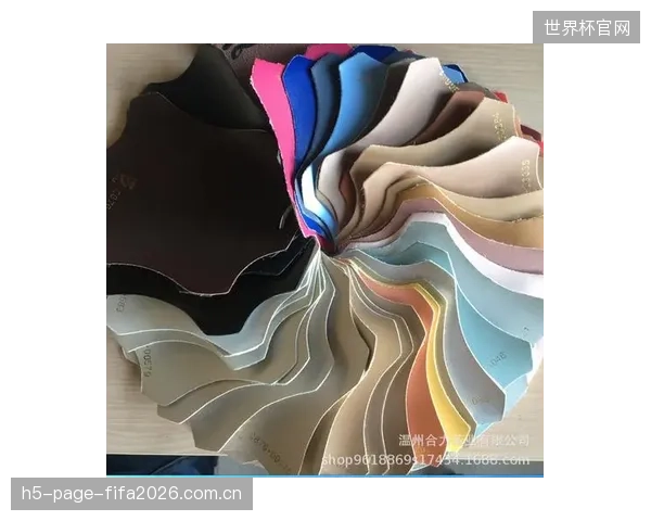 微纤维合成皮革的崛起：尽管在职业赛场仍未普及，其在耐水解和成本控制上的绝对优势已使其主导大学及高中训练市场